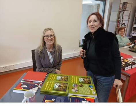 Les slameurs de l'AHME sont là aussi : Iram est à côté de Louve Sarkel, une écrivaine de thrilleurs. Difficile de croire qu'elle fait souffrir ses héroïnes avec un tel sourire !