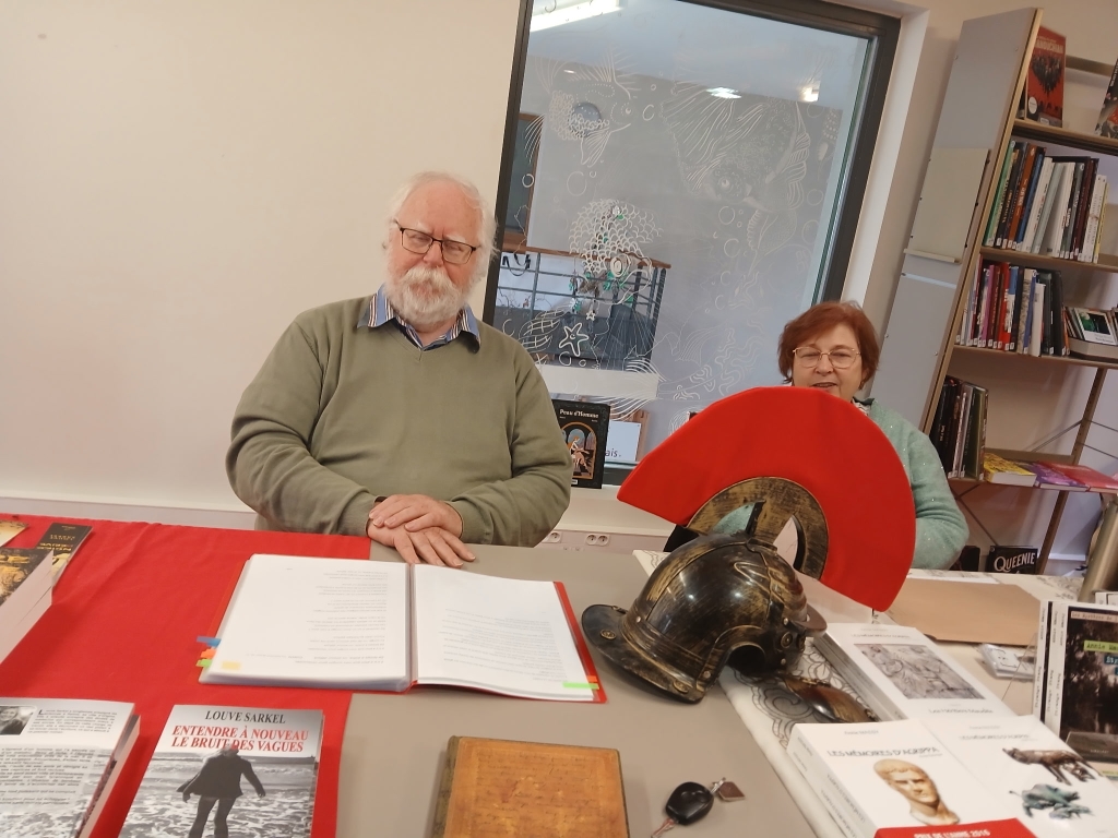 Jean-François Lamontre offre ses poésies oralement à côté d'Annie Massy un peu cachée par le casque d'Agrippa