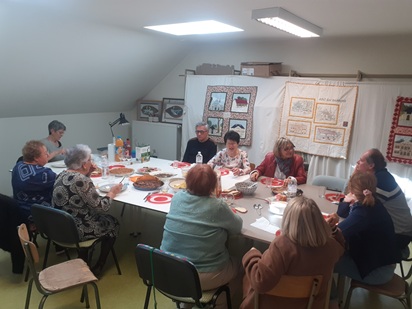 Les écrivains ont été magnifiquement accueillis toute la journée et autour d'un repas succulent avec champagne !