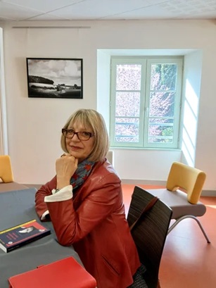Sylvie Froger crée un tableau artistique de printemps avec un arbre en fleurs en arrière plan.